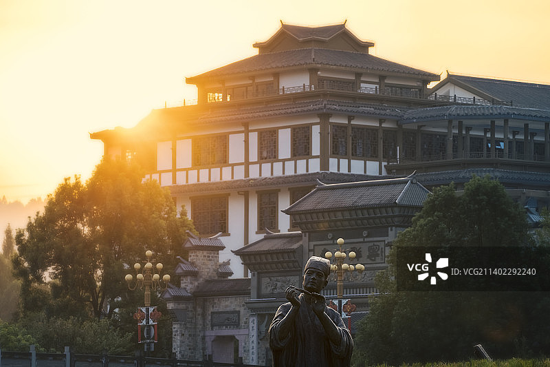 泰宁古城铜雕与古建的清晨时分图片素材