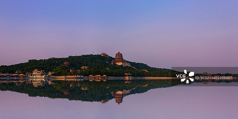 夕阳下的石舫、万寿山、佛香阁。图片素材