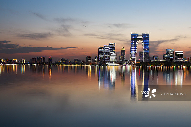 东方之门与光邂逅的那天傍晚图片素材