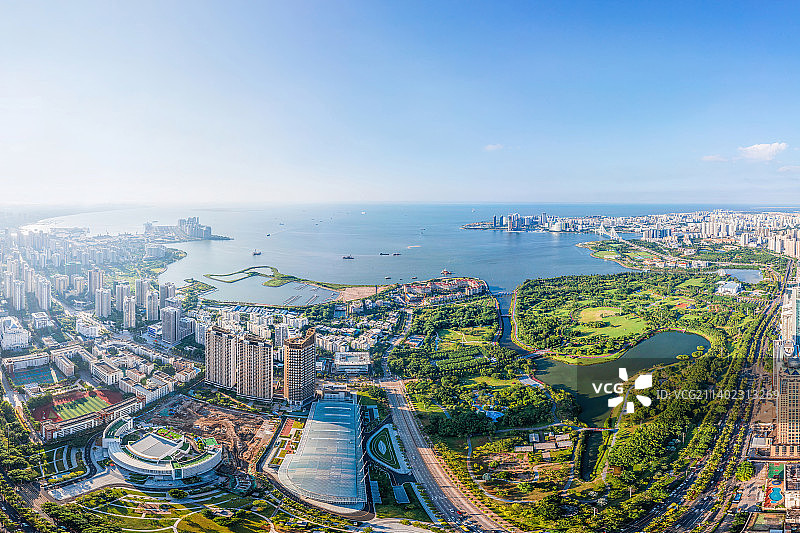 中国海南省海口市龙华区万绿园国贸CBD海口湾和海甸河海甸岛世纪大桥 秀英港航拍全景图片素材