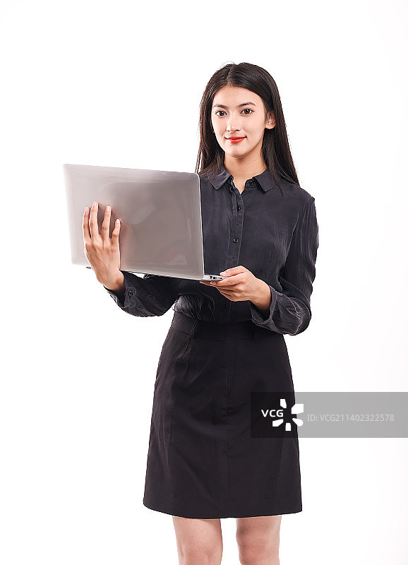 白色背景下穿着黑色短裙拿着电脑的商务女性图片素材