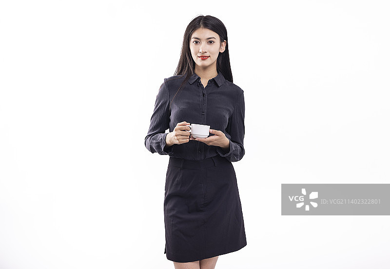 白色背景下穿着黑色衬衫短裙的商务女性图片素材