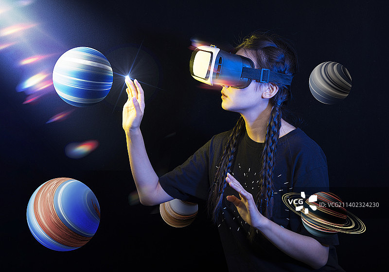 戴着VR虚拟现实眼镜的年轻人图片素材