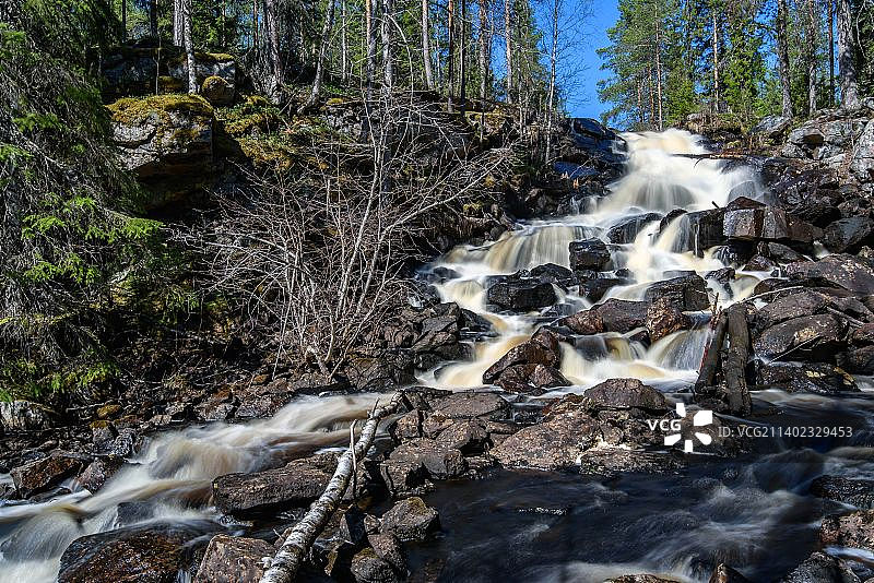 芬兰苏穆斯萨尔米瀑布森林风景图片素材