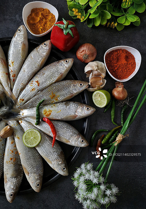 桌子上食材的高角度视图图片素材