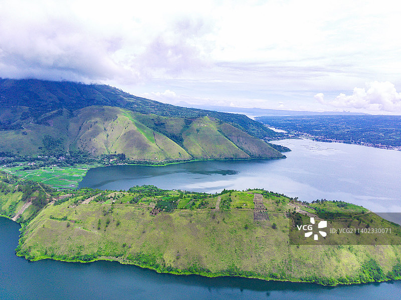 印度尼西亚苏门答腊岛多巴湖鸟瞰图图片素材