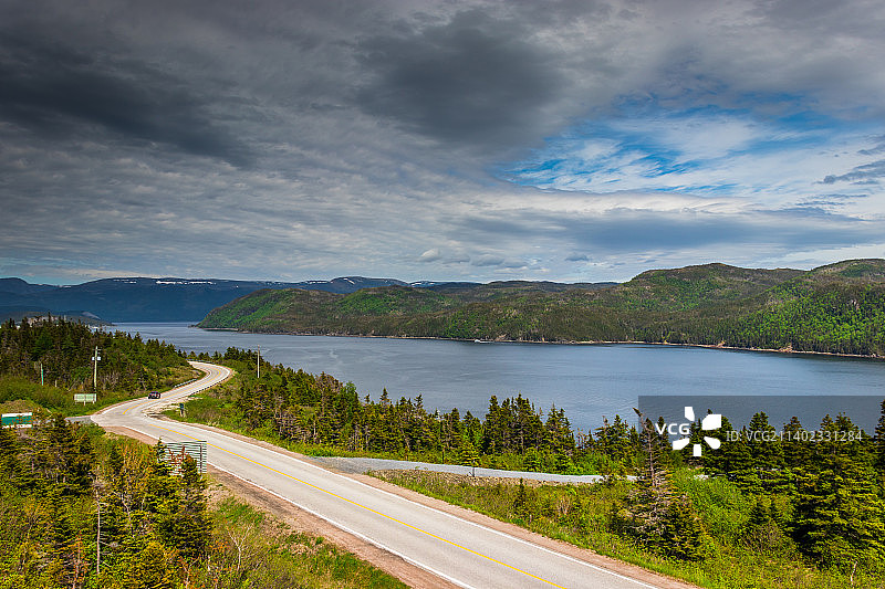 加拿大格罗斯莫讷国家公园附近的弯曲公路图片素材