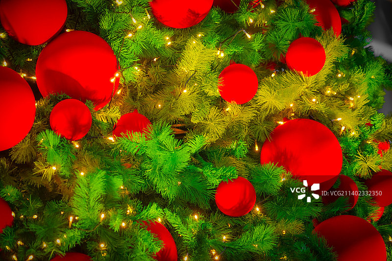 照亮的圣诞树特写镜头图片素材