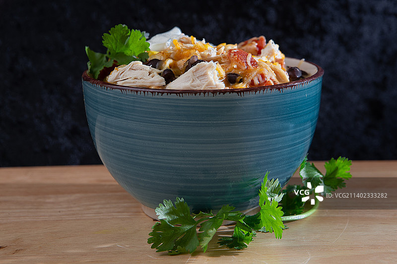 桌上碗里的意面特写图片素材