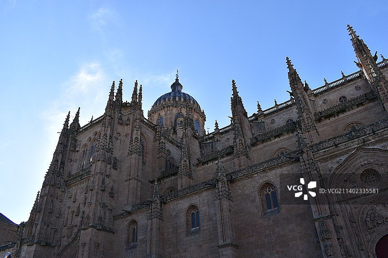 仰视角度拍摄的西班牙萨拉曼卡大教堂图片素材
