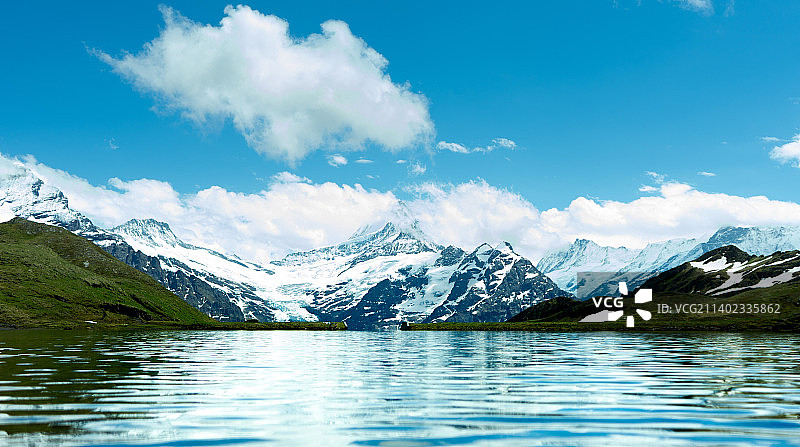 雪山下的湖泊美景，施雷克峰，格林德瓦，瑞士图片素材