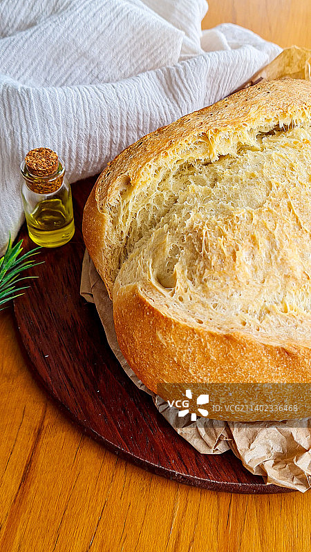 高角度的面包在桌子上图片素材