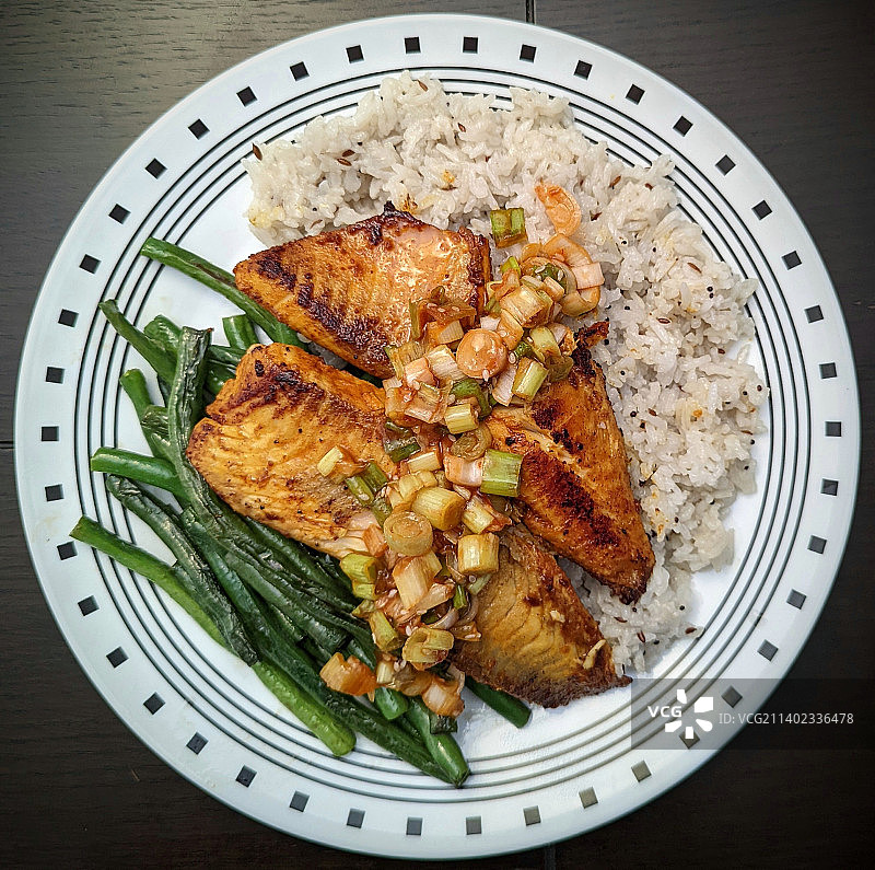 在桌子上盘子里食物的正上方图片素材