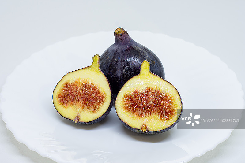 白色背景下盘中无花果切片的特写，塞提夫，阿尔及利亚图片素材