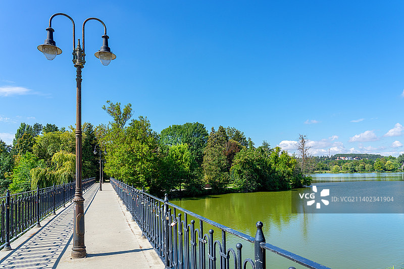 匈牙利松博特海伊游船湖上的同心锁之桥图片素材