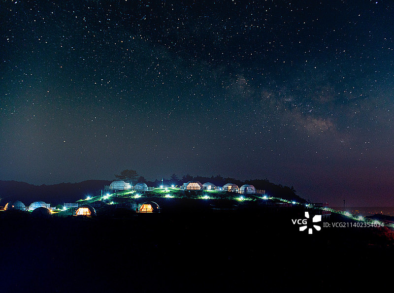 湖北宜昌星空下的露营图片素材