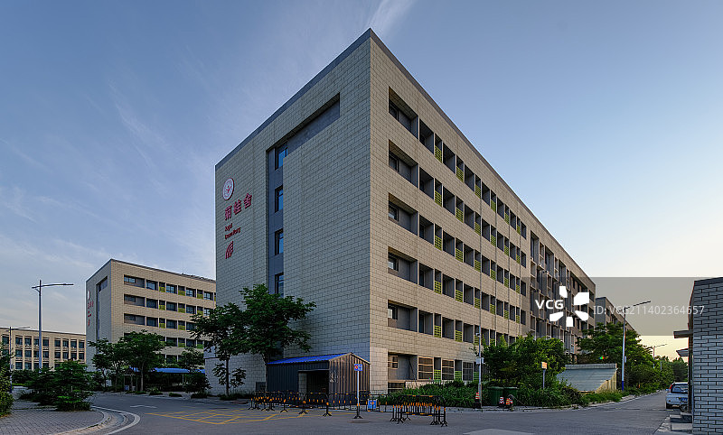 中国山东省聊城第一中学新校区菊桂舍图片素材