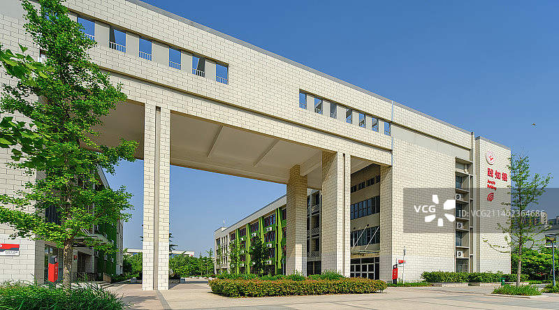 中国山东省聊城第一中学新校区践知楼，科学艺术综合楼图片素材