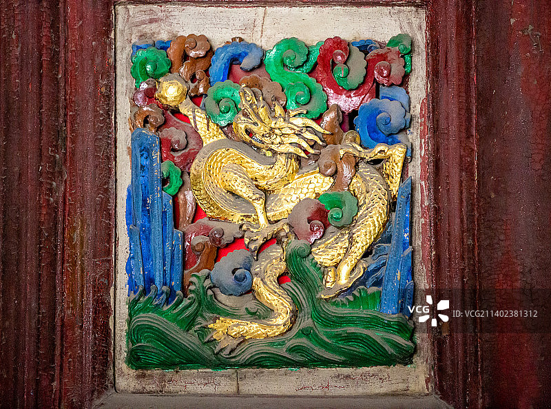 山东济宁曲阜孔庙：寝殿（祭祀孔子夫人亓官氏的殿堂） 雕刻龙形图案的彩绘木雕图片素材