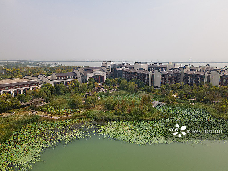 湖边的度假酒店图片素材