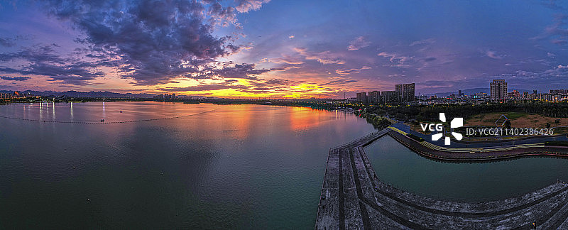 航拍金华湖海塘晚霞全景图片素材