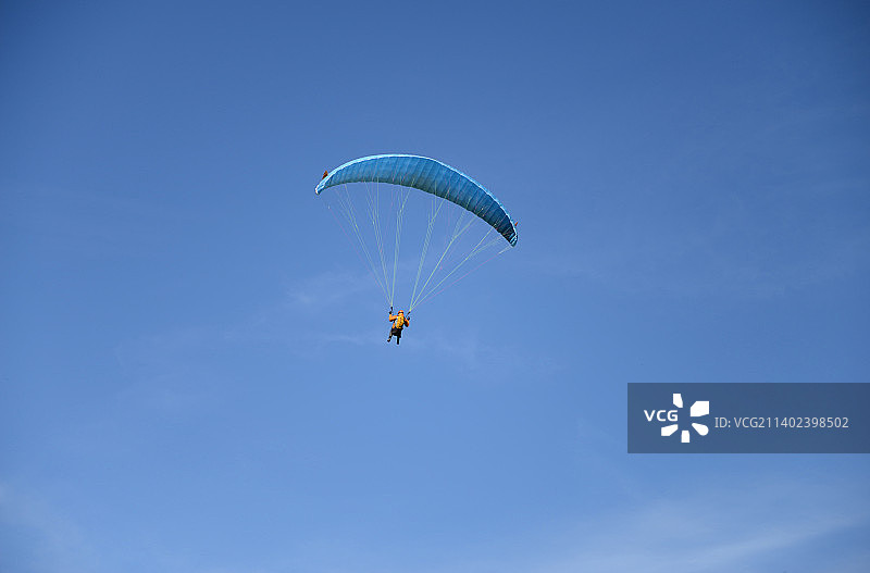 蓝天下的滑翔伞图片素材