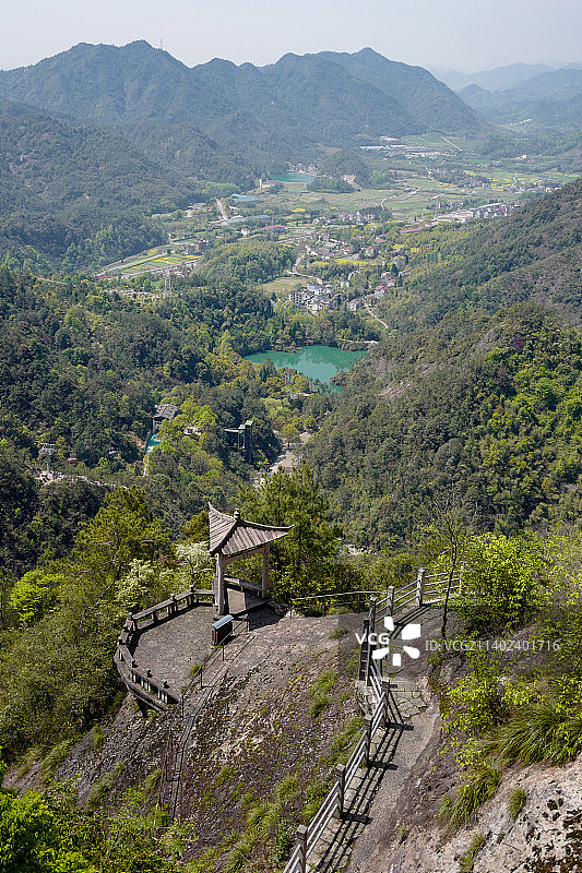航拍视角建德大慈岩悬崖上的独秀亭及远处风景图片素材