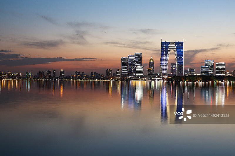 黄昏下的苏州东方之门图片素材