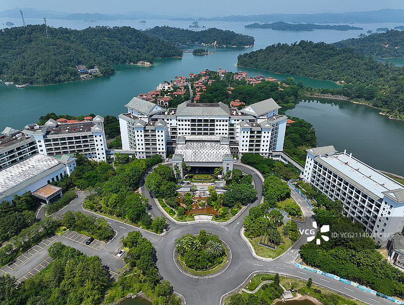 广东省河源市新丰江水库森林公园九里湖畔万绿湖美思威尔顿酒店航拍图片素材