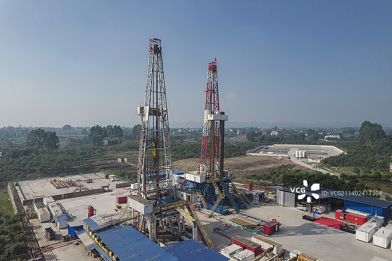 航拍中国四川页岩气钻井现场的场景图片素材