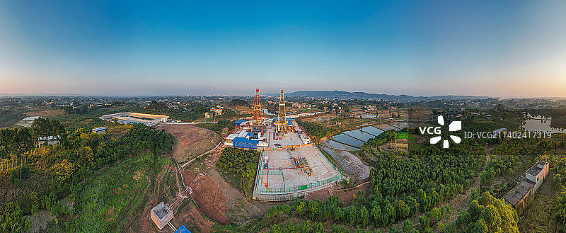 航拍中国四川页岩气钻井现场的场景图片素材