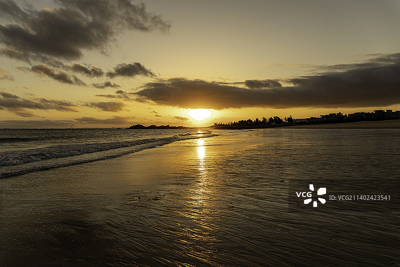 海岸悬日图片素材