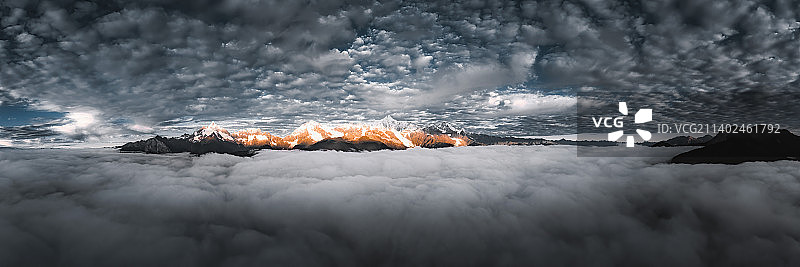 云南省梅里雪山日照金山航拍风光图片素材