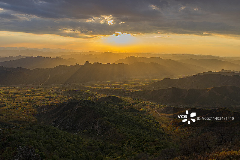 鹫岭沟梁上看夕阳图片素材