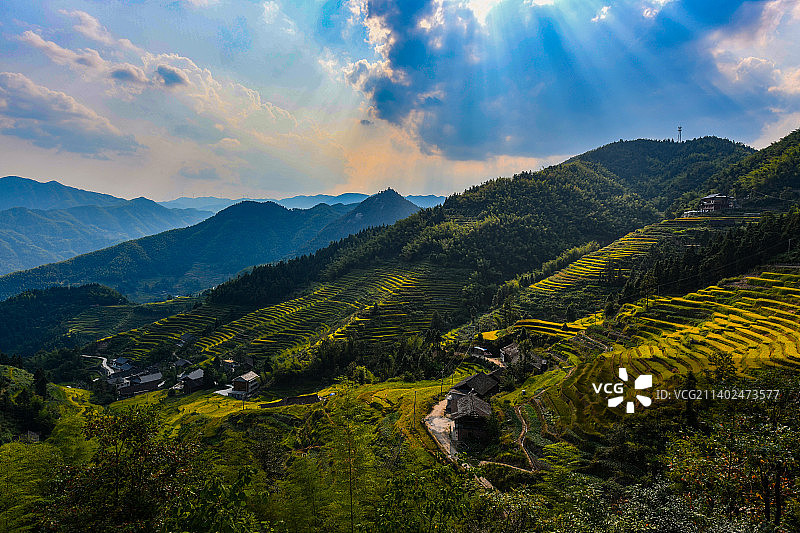 娄底紫鹊界梯田的丁达尔效应图片素材