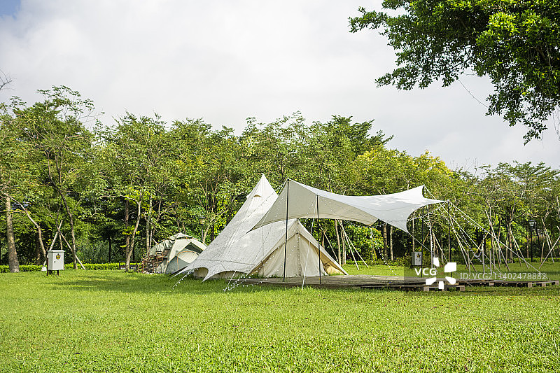 公园里的露营帐篷图片素材