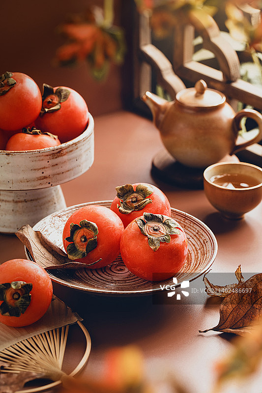秋天的火晶柿子与茶席图片素材