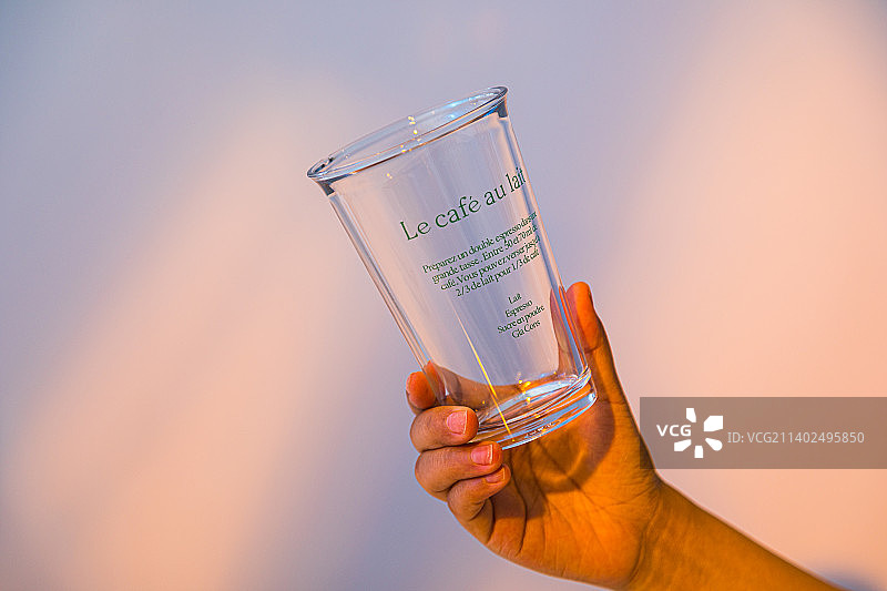 桌子上的玻璃杯水杯饮具图片素材