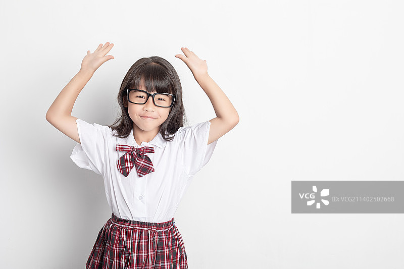 一个戴眼镜的中国小学生图片素材