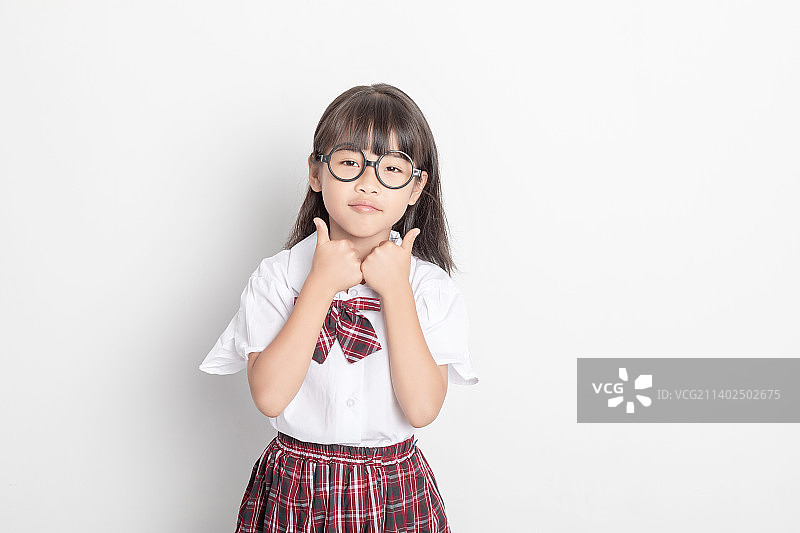 一个戴眼镜的中国小学生图片素材