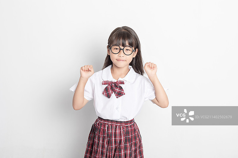 一个戴眼镜的中国小学生图片素材