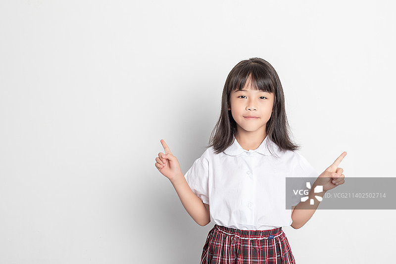 纯色背景中一个中国小学生伸出一根手指图片素材