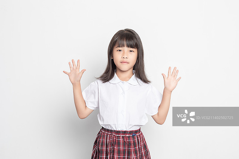 纯色背景中一个中国小学生伸出五根手指图片素材