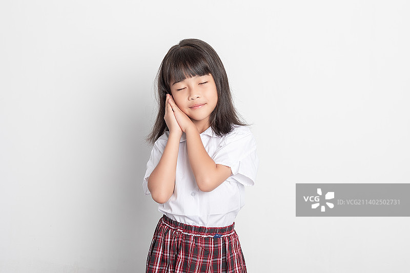 纯色背景中的中国小学生图片素材