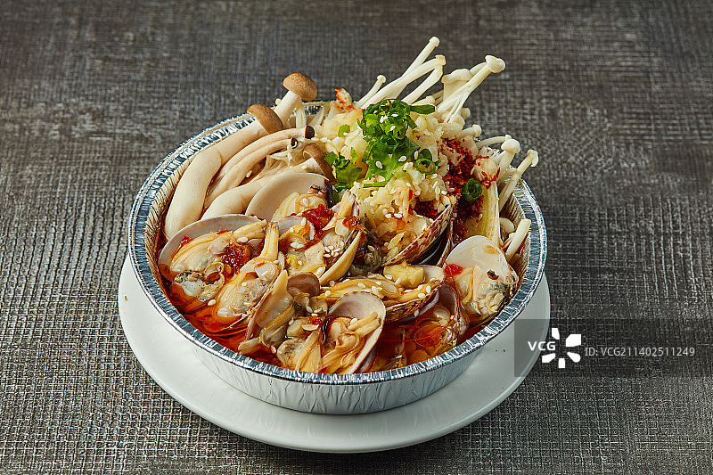 锡纸盘上的花甲图片素材