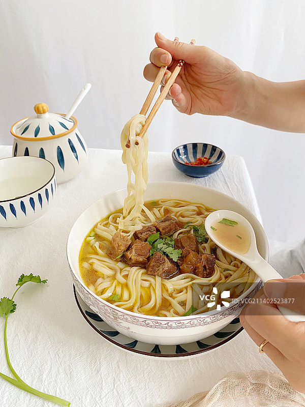 静物酱卤牛肉面特写镜头图片素材