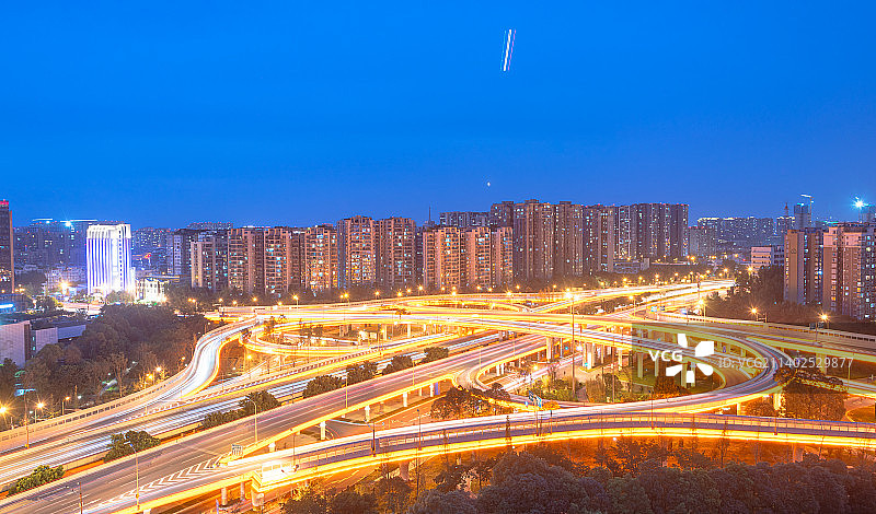 成都市西三环路四段羊犀立交蓝调夜景图片素材