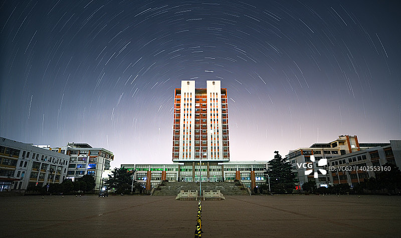 青岛农大主楼星轨图片素材