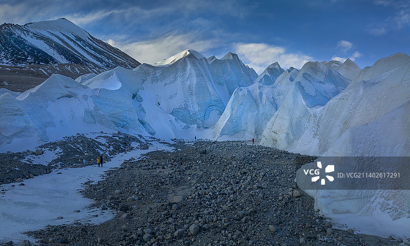 姜根迪如 位于唐古拉山脚下，以格拉丹东雪峰为领，其下冰川群遍布，海拔5700，风大，极冷。图片素材