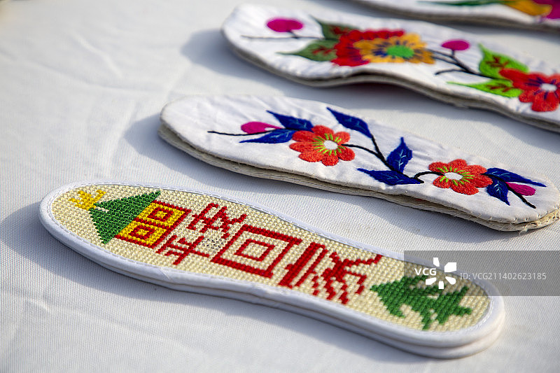 民间手工艺人缝制的绣花鞋垫图片素材